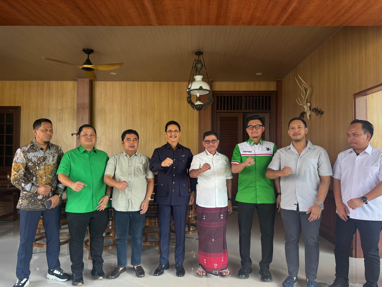 Supriadi Katong, Apdan Nanung, Kemal Fashamajid, Tasril Jamal, Sachrudin (Wali Kota Tangerang), Hafizd Firdaus, Nefri Mahendra, dan Andryanto. Pengurus baru DPC PKB Kota Tangerang bersilaturahmi dengan Wali Kota Tangerang Sachrudin untuk memperkuat sinergi dan komunikasi dalam mendukung pembangunan Kota Tangerang serta menyerap berbagai aspirasi masyarakat.