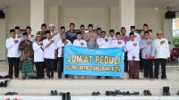 Jumat Peduli, Wakapolres Tangerang Bagikan Sembako untuk Sabuk Kamtibmas