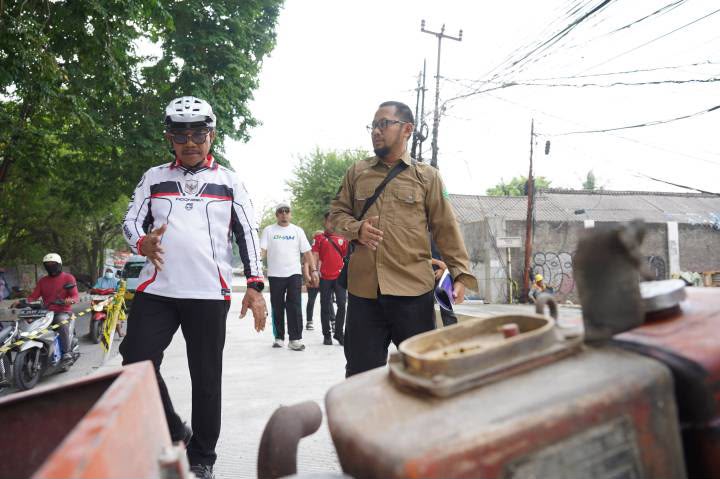 Bersepeda Sambil Tinjau Perbaikan Jalan M Toha, Sachrudin Dorong Percepatan dan Pastikan Kualitas
