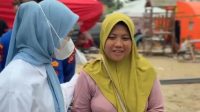 Bupati Serang Ratu Zakiyah Kunjungi Posko Carita, Temui Keluarga Korban 5 Jurnalis yang Hilang di Selat Sunda.