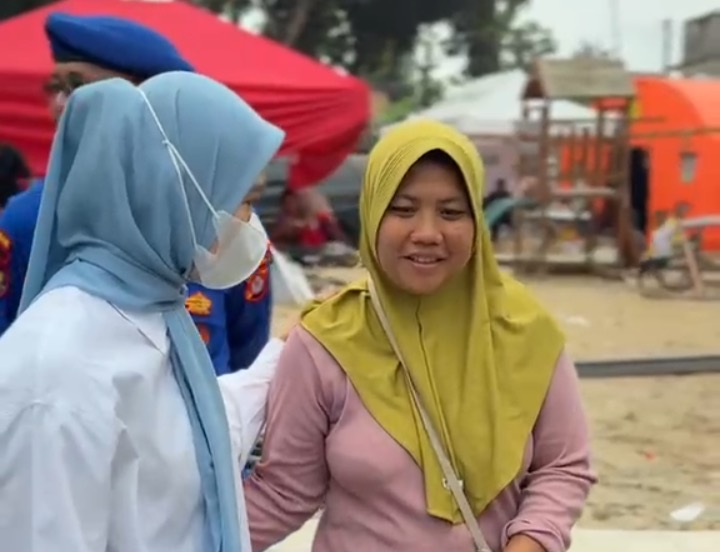 Bupati Serang Ratu Zakiyah Kunjungi Posko Carita, Temui Keluarga Korban 5 Jurnalis yang Hilang di Selat Sunda.