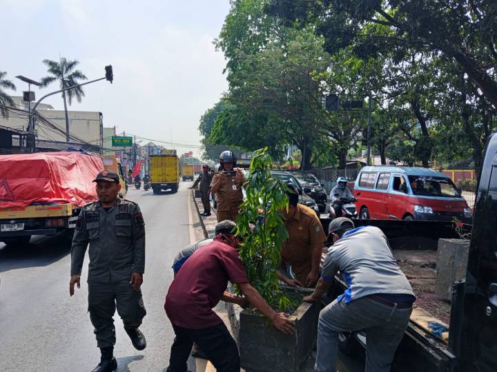 Jaga Kerapian Kota, Kecamatan Jatiuwung Lakukan Penataan Median Jalan Gatot Subroto.