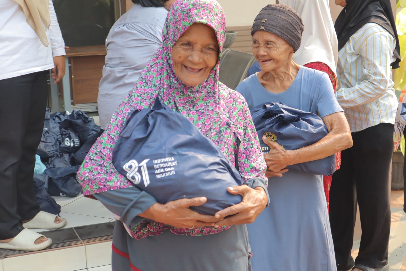 Peduli Warga Sekitar, Lapas Kelas I Tangerang Salurkan 250 Paket Sembako
