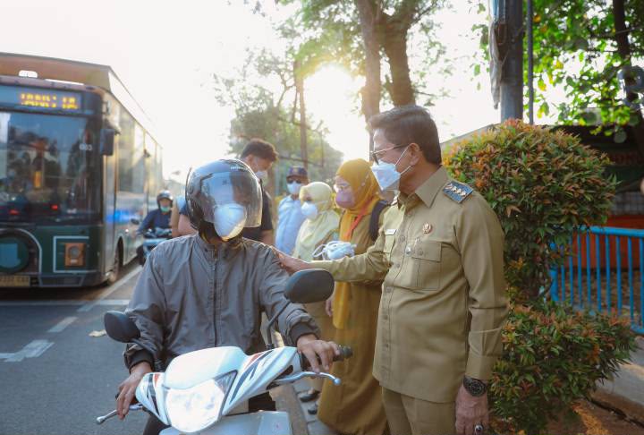 Antisipasi Abu Vulkanik Krakatau, Wali Kota Sachrudin Bagikan Masker kepada Masyarakat