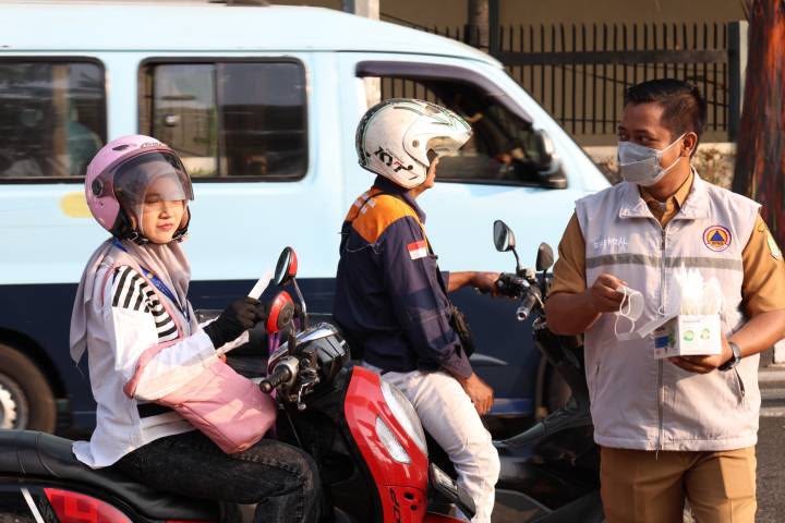 Antisipasi Abu Vulkanik, Pemkot Tangerang Bagikan Masker dan Imbau Warga Gunakan Pelindung