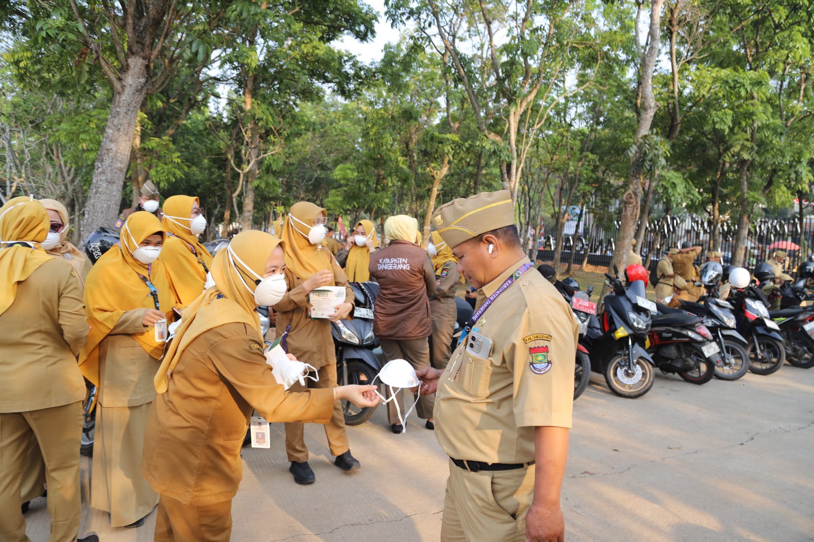 Dampak Abu Vulkanik Dinkes Kabupaten Tangerang Bagikan Masker ke Warga