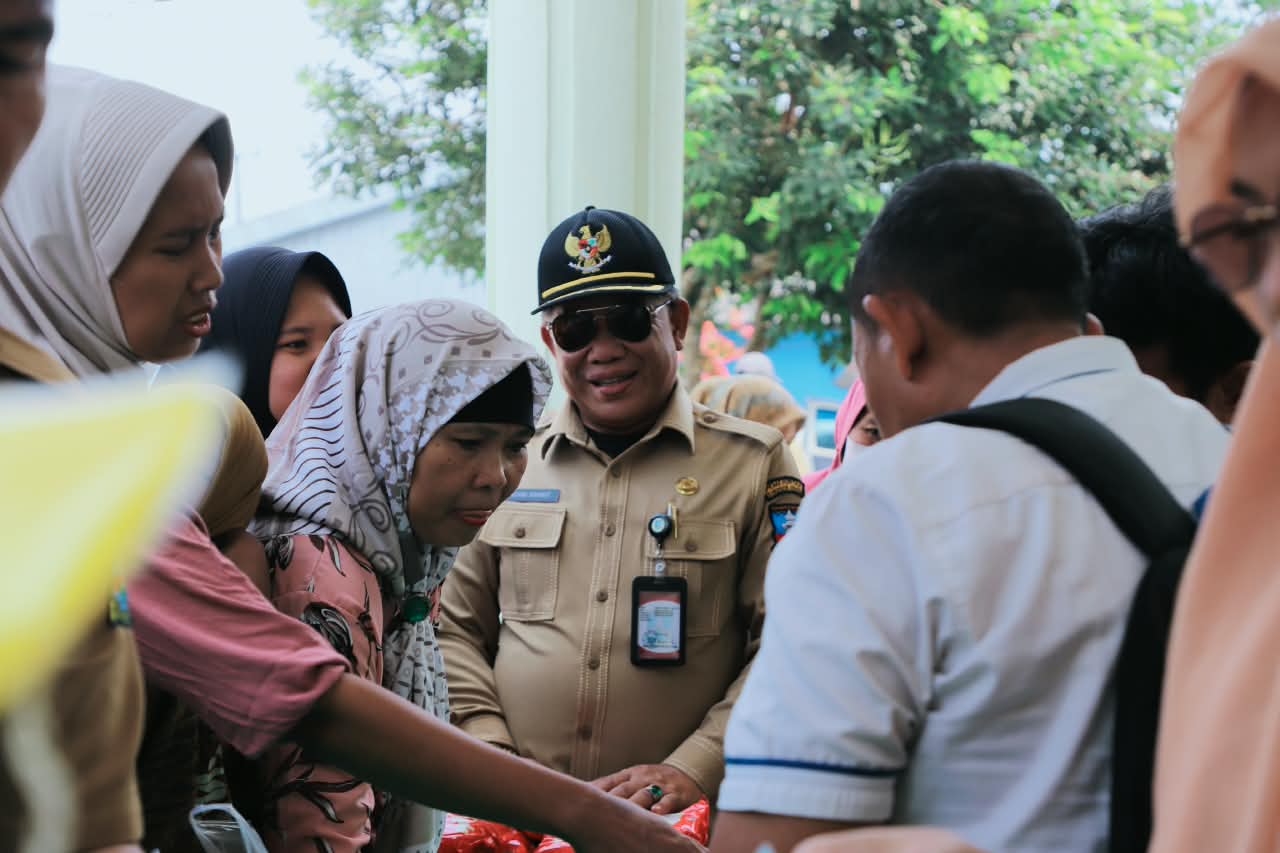 Operasi Pasar Diskoumperindag Kabupaten Serang Diserbu Emak-Emak Gunungsari