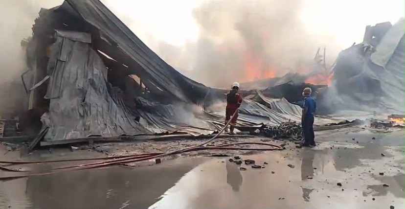 Kebakaran Pabrik di Batuceper, Angin Kencang dan Material Mudah Terbakar Percepat Perambatan Api