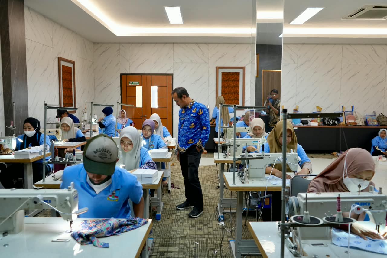 Disnakertrans Kabupaten Serang Beri Pelatihan 32 Warga Menjahit Garmen