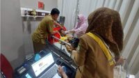 Permudah Layanan Adminduk, Kecamatan Ciledug Jemput Bola Perekaman KTP-el Lansia Sakit