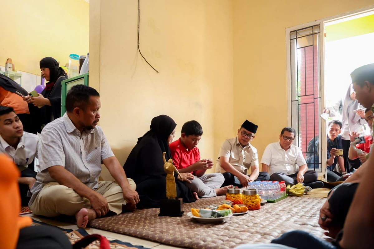 Gubernur Banten Andra Soni Sambangi Keluarga Jurnalis yang Hilang Kontak di Selat Sunda
