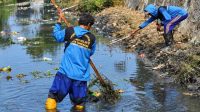 DPUPR Kota Tangerang Bersihkan Tumpukan Sampah di Saluran Irigasi Sipon