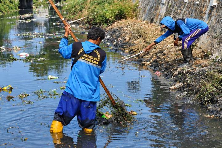 DPUPR Kota Tangerang Bersihkan Tumpukan Sampah di Saluran Irigasi Sipon