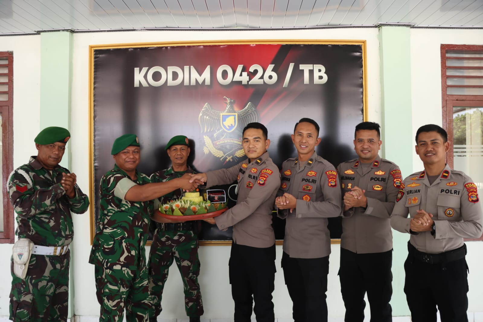 Polres Tulang Bawang Beri Kejutan HUT TNI ke-81, Sinergitas TNI-Polri Makin Solid dan Kompak