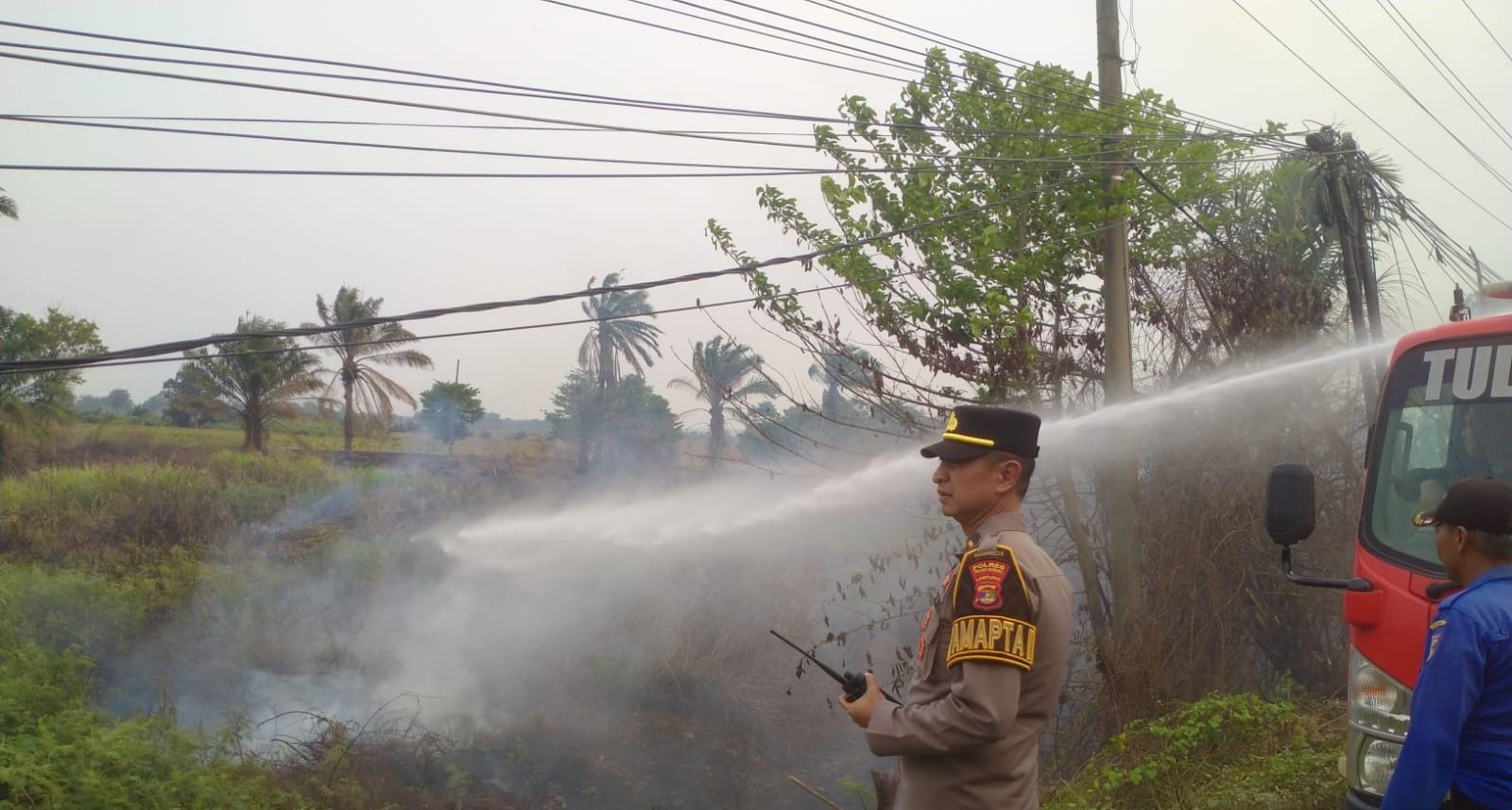 Sigap di Tengah Kepulan Asap, Pamapta Polres Tulang Bawang Turun Langsung Padamkan Karhutla di Cakat Raya, Api Berhasil di Padamkan