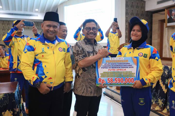 Apresiasi Atlet Berprestasi, Sachrudin Serahkan Bonus Kontingen Popda dan Peparpeda Banten 2026