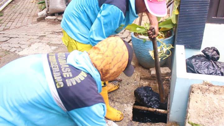 Gotong Royong Antisipasi Musim Hujan, Warga Larangan Selatan Bersama DPUPR Kota Tangerang Normalisasi Saluran Air