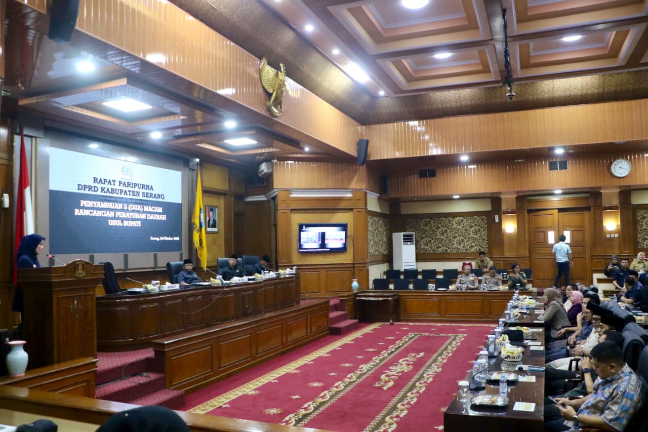 Bupati Serang Ratu Zakiyah Sampaikan Usulan Dua Raperda di Paripurna DPRD