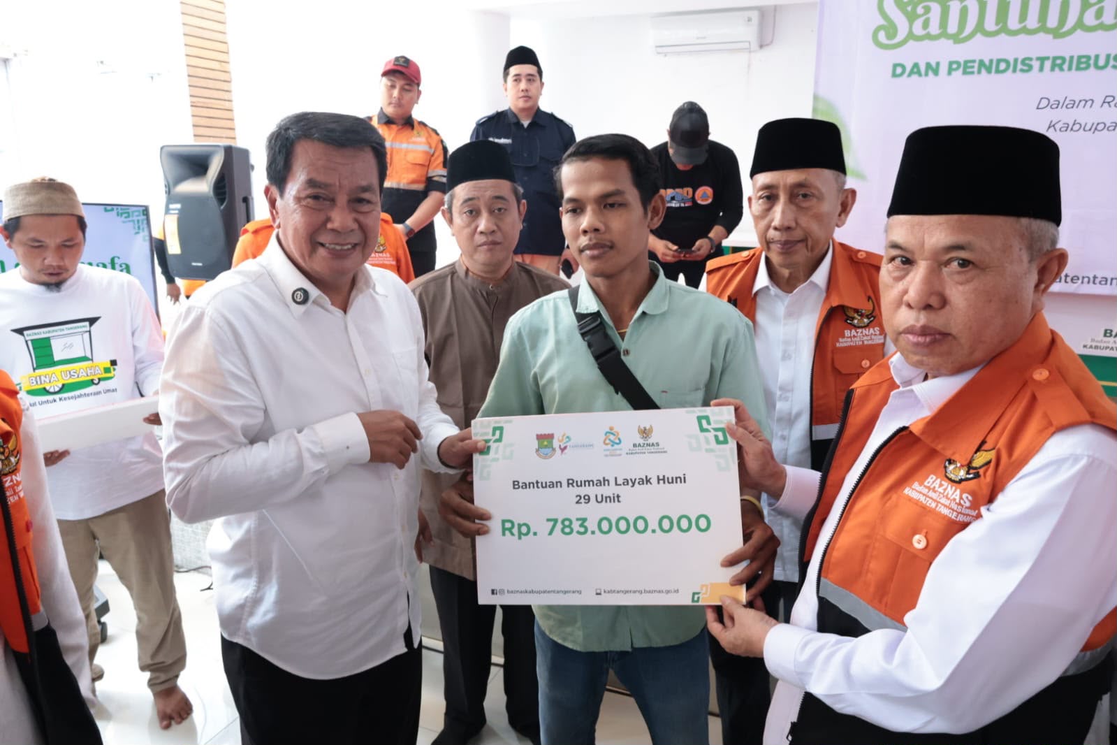 Pemkab Tangerang dan BAZNAS Salurkan Santunan Yatim-Dhuafa serta Bantuan Usaha