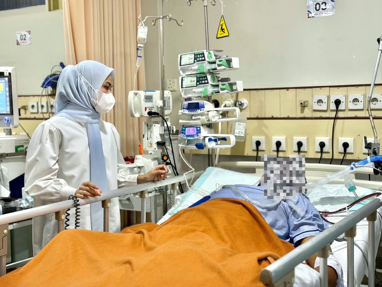 Bupati Serang Ratu Zakiyah Jenguk Hasan Syukur Ojol asal Ciomas Korban Tabrakan BYD di Jakarta